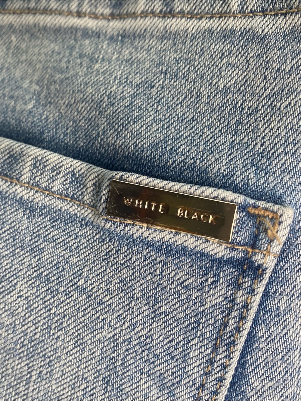 White House Black Market 8 Distressed Crop Jeans - Picture 8 of 11